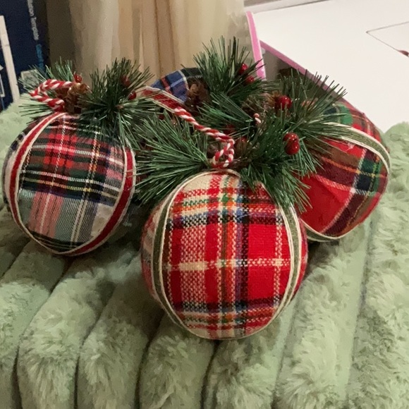 Set of 4 Large Plaid Christmas Ball Ornaments - Picture 1 of 3